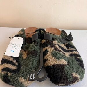 Time and Tru Camouflage Fuzzy Slippers